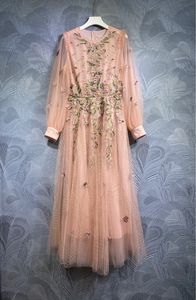 2024年春の花柄の刺繍チュールドレスピンクの長袖ラウンドネックミディカジュアルドレスT3N291509