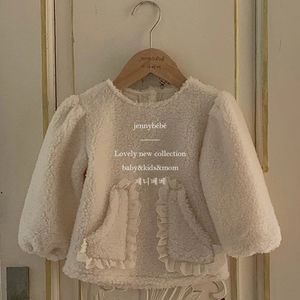 Entzückende geborene Baby-Mädchen-Spitzenmantel-dicker Samt-lange Hülsen-Säuglingsbluse warme Kinder-Outwear-Weihnachtskleidung 231207