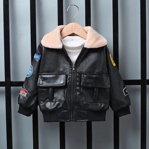 ジャケットの男の子秋と冬の温かい服の子供たちのジャケット肥厚PUレザーボーイフード付きアウトウェア231207