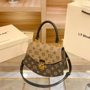 Kvinnors designer tygväska Luxurys fläkt form Crossbody handväskor högkvalitativa läderbruna blommor bokstäver Kvinna små axelväskor damer fas