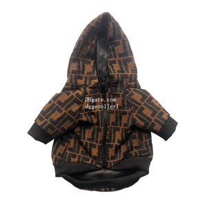 Abbigliamento per cani di marca Abbigliamento per cani di marca Ricamo Jacquard Modello di lettera Giacca per cani Calde giacche invernali per animali domestici con cappuccio Cappotto per cuccioli per la stagione fredda per cani di piccola taglia XL A514