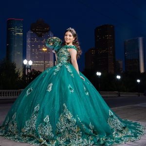 Emerald Green Shiny Off the Shoulder Ball Gown Quinceanera klänningar Floral Applices spetspärlor korsett vestidos de 15 anos