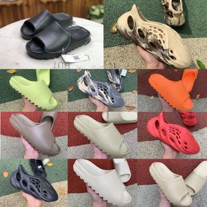 Ciabatte Pantofole Scarpe casual Desert Sand Brown Flat Uomo Donna Graffiti Bone Rubber MXT Moon Grey Mineral Blue Beach Sandalo con slide in resina Vermillion Red Designer B07