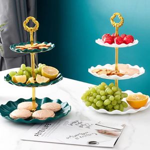 Piatti Piatti Supporto per cupcake a 3 livelli Portapiatti per frutta Dessert Snack Caramelle Buffet Torre per Natale Festa nuziale Torta Dessert Vassoio 231206