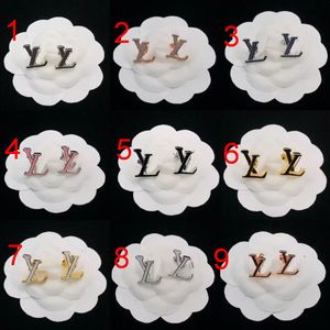 Lady Fashion Earring Stud Designer Heart Shape Hoop and V Letter Sign Luxury Earrings High End Jewelry For Woman Top Quality Flera valfritt RED 9998