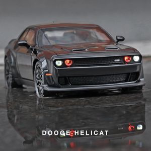 Elektrikli RC Track 1 32 Dodge Challenger Hellcat Redeye Alaşım Kas Araba Model Ses ve Hafif Çocuklar Sopy Collectibles Doğum Günü Hediyesi 231207