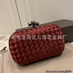 Women's Kont Bags Designer Bags Bottegaaveneta 2024 Autumn New Three Language Flower Mini Python Skin Bag Edge Satin Woven Box Handväska middag Bag HB9N