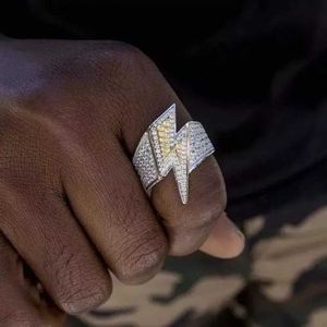 Solitärring Hip Hop Zweifarbig Bling CZ Lightning Bolt Ringe Tready 5A Kubikzircon Iced Out Kupfer Zirkon Persönlichkeit Ring Herrenschmuck YQ231207