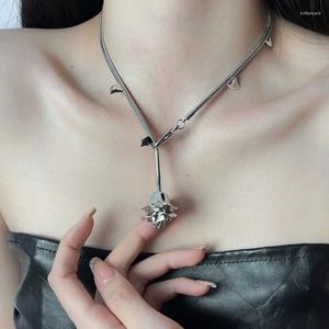 Hänghalsband nisch design metallbramble rosblomma halsband för kvinnor enkel estetik personlighet trendig klavikulär kedja gåva