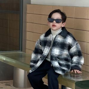 Jackor 2023 Vinterbarn pojkar Koreanska Stylechildren bär svart vit rutig varm bekväm pojke mode stilig tjock kappa