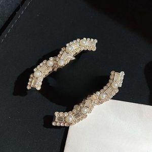 Designer Brooch Diamond Pearl Small Fragrant Wind Letter Brooch Temperament Versatile Classic Suit Coat Accessories Tide