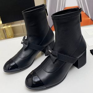 Winter Classic New Flat Bottom Women Boots Famous Designer Bow Knot Water Diamond Letter Brand Fashion Boots Genuine Leather Side Zipper Short Barrel Ladies Boot