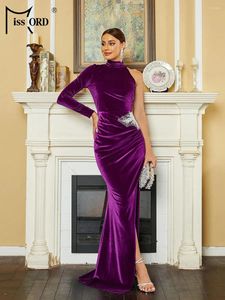 Sukienki swobodne Missord Purple Velvet Wedding Party Sukienka 2023 Kobiety Elegancki golf jeden ramię z długim rękawem