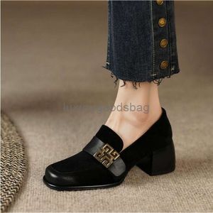 Moda personalidade marrom preto fivela sapatos de escritório capa toe feminino 2023 camurça sapatos de salto alto senhora vestido de casamento sapatos