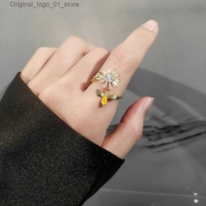 Bandringar Anpassade namn Ring 925 Sterling Silver Small Daisy Rotatable Bee Ring Female Justerbar personlighet Elegant Ladies Flower Ring Q231207