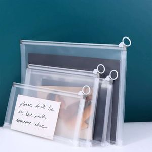 Nya lagringshållare Racks Stationery Storage Pouch Transparent Document Bag A4 A5 A6 Desk Office File Holder School Folder Zipper Pouch Loop Pull Organize