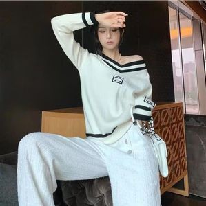 Nowe damskie pullover w szyku V Neck Sweters Women Crew Neck Casual Stripe Knited Sweter Designerka drukowane swetry listowe