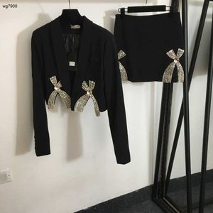 abito da donna di lusso Abbigliamento firmato per giacca autunnale da donna moda fiocco da donna cappotto corto Gonna corta da ragazza a vita alta 6 dicembre Nuovi arrivi