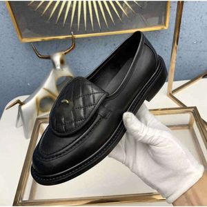 Ny designer klänning sko svarta loafers kvinnor rutiga quiltade spänne c plattformskor glänsande läderskor chunky sneakers kalvskinn skor lyx mules001