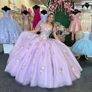 라벤더 반짝이는 Quinceanera 드레스 볼 가운 멕시코 3dflowers 아플리케 레이스 어깨에서 달콤한 16 Princess restidos de xv anos