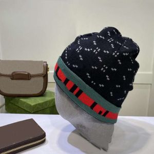 2023 luksusowe czapki projektant zimowej fasoli mężczyźni i kobiety kolorowy projekt mody dzianin czapki jesień wełniana czapka iv litera jacquard unisex ciepła czaszka czaszka 007