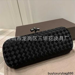 Women's Kont Bags Designer Bags Bottegaaveneta 2024 Autumn New Three Language Flower Mini Python Skin Bag Edge Satin Woven Box Handväska Middag Bag HBFS