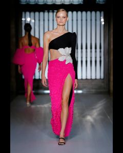 2024年の女性ファッションドレス滑走路ドレス女性の軽い豪華な羽毛スパンコールストラップレスドレスと体の形を強化するデザイン。小さなフォーマルドレス