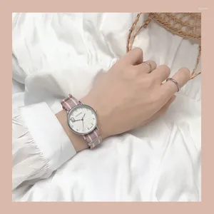 腕時計の豪華なシンプルな女性のためのシンプルな時計ナイロンストラップスポーツウォータープルーフウォッチレディースクォーツクロックファッションウルトラスリム