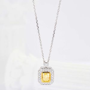 La collana con bottiglia di profumo super popolare in oro bianco e diamanti gialli sembra avanzata e sbiancante