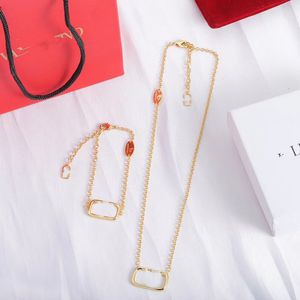 Kvinnors smyckesuppsättningar armbandskedjan halsband pärlor 18k guld pläterad med original box design alfabethänge för kvinnors gåva smycken jul