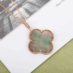2023Fashional New Womens Luxury Designer Necklace Fashion Flowers Clover Cleef Pendant 18k Gold Necklaces Jewelry