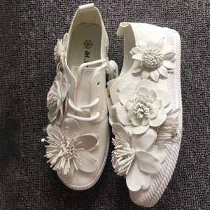 Scarpe eleganti Scarpe casual estive con fiori, centinaia di pedali alla moda, cintura femminile pigra, versione coreana del piccolo bianco 231208