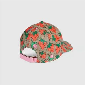 Klassiskt brev Strawberry Print Baseball Cap Women Famous Cotton Justerbar Skull Sport Golf Ball Caps Curved High Quality Cactus 284U