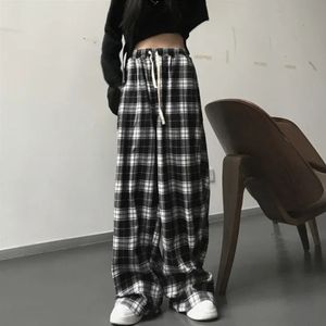 Kvinnors jeans streetwear svartvita rutiga byxor lösa unisex harajuku hög midja breda benbyxor retro rak svettpant 231207