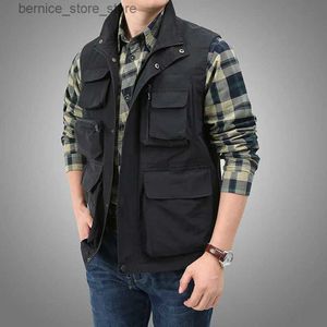 Mäns västar Autumn Men's Outdoor Vest Jacket Casual Waistcoat Tactical Webed Gear Coat Tool Många fickarbete ärmlös man kläder jacka q231208