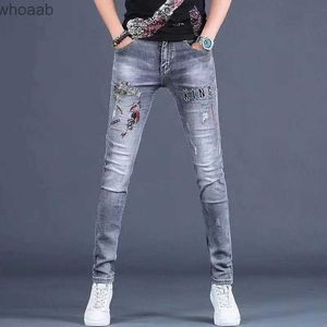Jeans da uomo Versione coreana Jeans nobili da uomo grigi Graffi Jeans elasticizzati sottili Jeans sexy con ricami di lusso leggeri Jeans da strada alla moda; YQ231208