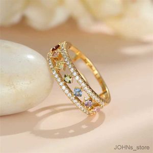 ウェディングリングDainty Square Zircon Engagement RingビンテージレインボーレインボークリスタルストーンリングアンティークゴールドカラーホローウーディングウェディングリングR231208