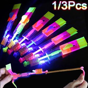 Led Rave Toy 123 giocattoli volanti a razzo per bambini ragazzi che illuminano giochi di elicotteri brillanti elastici a rotazione rapida 231207