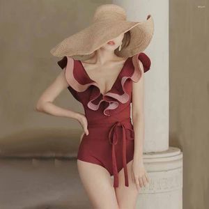 Kvinnors badkläder 2023 V Neck Ruffed One Piece Swimsuit Solid Color Red Monokini Sexig Push Up Slim Luxury Beachwear Bathing Suit