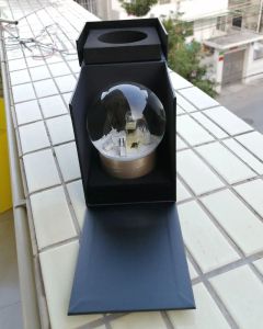 Palla di neve dorata di CClassics con bottiglia di profumo all'interno della sfera di cristallo di neve per un regalo VIP speciale di compleanno con confezione regalo