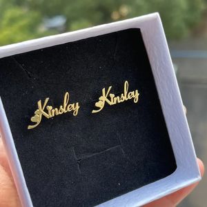 Hoop Huggie DUOYING Benutzerdefinierter Namensohrring mit Herz, personalisierter 18-Karat-Goldbuchstaben-Namensschild-Ohrstecker aus satiniertem Stahl, Schmuck für Kinder 231208