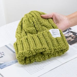 Modedesigner stickad hatt, flerfärgad kvinnors höst och vinter stora huvud, ansiktsdisplay, liten hög med hattar för värme, öronskydd, tjock grimlös hatt