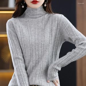 여자 스웨터 모직 스웨터 가을과 겨울 슬림 핏을 보여줍니다.
