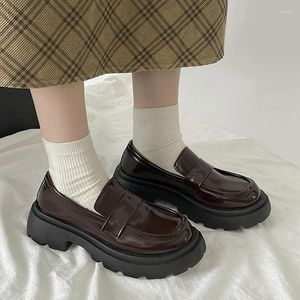 Klädskor grundläggande fast patent läder loafers kvinnor 2023 vår japanska skola jk tjocka klackar pumpar kvinna glid på plattformen