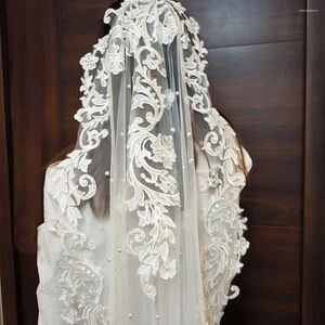 Brudslöjor Pearls Wedding Veil med 3D Flower spetsapplikationer på huvudet Mantilla Comb elfenben för brud