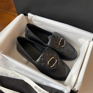 Klassiska klänningskor Kvinnor loafer designer klänning mule skor läder plattform casual skor svart klänning skor för kvinnor metall spänne sneakers singel sko