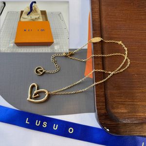 Collana con ciondolo a cuore boutique con scatole Designer di marca Gioielli di lusso Stile di moda Collana di regali d'amore Collana dal design semplice placcato in oro 18 carati