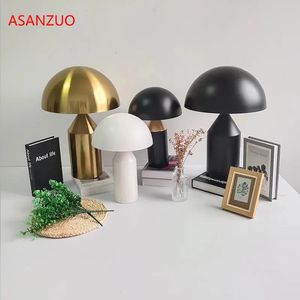 Oggetti decorativi Figurine Lampada da tavolo in oro bianco nero Lampada da tavolo a forma di fungo creativo per camera da letto Studio Decorazione del soggiorno Lampada da scrivania 231207