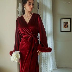 Damen-Nachtwäsche QSROCIOQ Pyjamas Robe Mode Samtmanschette Federdekor Bademantel für den Winter Sexy Nachthemd Valentinstag