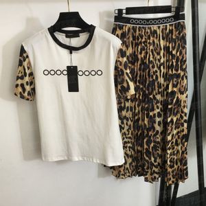 Carta impressa t camisas tops leopardo impressão saias plissadas ternos casuais para mulheres designer tees vestido de cintura alta moda duas peças